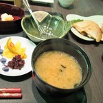 登別温泉郷 滝乃家 - 朝食：香の物、味噌汁