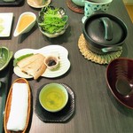 登別温泉郷 滝乃家 - 朝食：かれいの干物、蕗味噌、お茶、土鍋ご飯、ドレッシング