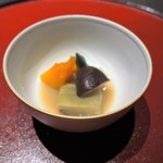 登別温泉郷 滝乃家 - 夕食：煮物（茄子味噌煮、帆立、椎茸、オクラ）