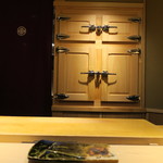 くろ﨑 - 【初訪問】店内。素敵な冷蔵庫が！