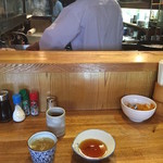 やき鳥 宮川 - カウンター席。揚げているとこが見れます。