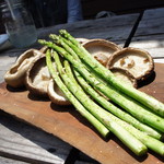 ライズアンドウィン ブルーイングカンパニー バーベキューアンド ジェネラルストア - 上勝しいたけとアスパラのグリル