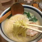 麺友 一誠 - 麺は縮れの中太