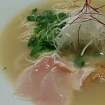 トリゴヤ - 黄金（醤油）鶏白湯ラーメン：790円