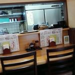 勝蔵 - 内観・カウンター席と厨房