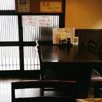 勝蔵 - 内観・テーブル席と入口