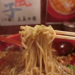 四川麺家 龍の子 - 麺は、やや低加水中太ストレート