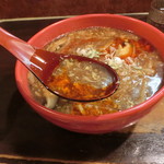 四川麺家 龍の子 - スープ　頭をガツンと叩かれるような味わい（＾＾）