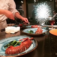嘉門 - 恒例の伊勢海老×花火 ショット〜〜
                    この組み合わせが一番好きなアングル。