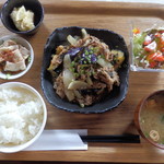Raisukyouwakoku - 今週の気まぐれ定食は牛肉と茄子の梅紫蘇にんにく炒めです。梅紫蘇にんにくが牛肉と茄子を包み、さっぱりとした夏のさわやかな逸品です。ご馳走様でした。