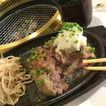 肉の匠 将泰庵 - 割ってみると柔らかい