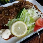 ゆうき - サラダは千切りキャベツ、レタス、胡瓜、トマトでドレッシングが掛かっています！