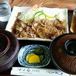 ゆうき - 焼肉定食のライスと味噌汁は蓋付きで登場！