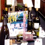 イカリヤ食堂 - お店の前のディスプレイはワインボトルで。