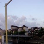 イカリヤ食堂 - 納涼床のテーブル席。すぐ後ろが賀茂川。　（2011.7月）