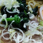 横浜らーめん 良麺 - ほうれん草はネギまみれでした。