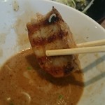 赤シャモジ - 炙りチャーシューも焼き目の香ばしさ 口の中でほどけます