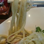 赤シャモジ - よく見ると麺に粒々が。噛むと小麦の香りが広がりますね。