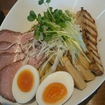 赤シャモジ 本店 - 美しく華やかな盛り付け。レアチャーシューが旨そう