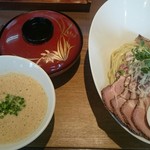 赤シャモジ - 特製濃熟醤油つけ麺￥880＋牛ステーキ丼￥390(赤いお椀)