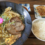 ラーメンさんぱち - ボリュームセット(昆布塩ラーメン)+半ライス・半餃子