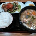 武屋食堂 - 豚汁&油淋鶏定食　890円(税込)