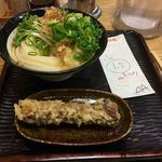うどん 丸香 - ちくわ天とともに夏季限定メニューのぶっかけうどん中盛が目の前に運ばれてきました。