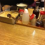 うどん 丸香 - 注文はすでに外にいる時にしてしまっているので、しばし調味料を見つつ