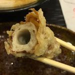 うどん 丸香 - 衣はカリッと、ちくわからは濃厚な魚の旨味が感じられて、なかなかの美味しさです。