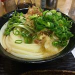 うどん 丸香 - ぶっかけうどんは、刻んだネギ、かいわれ、かつお節、大根おろしがたっぷり使われたうどんメニューで