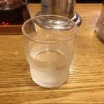 うどん 丸香 - 冷たい水を飲んで喉を潤していると