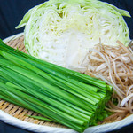 博多もつ鍋 大山 - 契約農場から仕入れる厳選された野菜を使用