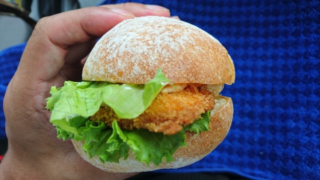 日本で最も古いsa大津サービスエリアでいただくスローフード ブラックバスバーガー 琵琶湖に生息するお魚達の天敵ブラックバスを食い尽くせ 完全禁煙 テイクアウト可 By Noribeat 近江屋 オウミヤ 大津 パン サンドイッチ その他 食べログ