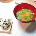 豚太郎 - サービスのおにぎり&味噌汁