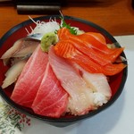 ヤン衆料理 北の漁場 - 海鮮ヒカリ丼(1980円税)です。