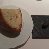 ヴァリノール - バゲットと黒胡麻のバター