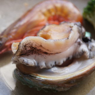 The ``odori-yaki'' made with fresh abalone purchased daily is a must-see!