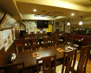 Ryuu sei saikan - 地下の長いテーブル席