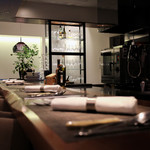 イル アオヤマ - ライブ感あるカウンター中心の内観☆