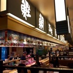 回転寿司 函館まるかつ水産 - 活気ある店内、お客で溢れかえってました！