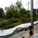 Sobadokoro Ikkanjin - 店内から眺める庭園～