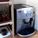 丘のホテル - いつでも飲めるデロンギのコーヒーマシーン