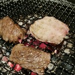 Ebina Shokudou - カルビとタン塩、焼いてます。