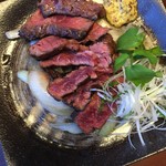 やきとり 龍星 - 牛ハラミ。ローストビーフのようである。ガバッと食べればステーキだ！