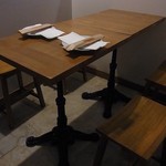 オギクボ ミオピッツァ - 奥のテーブル