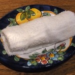 オギクボ ミオピッツァ - おしぼりは可愛い皿に