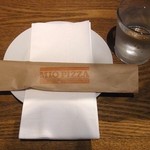 オギクボ ミオピッツァ - きれいにセットされる皿