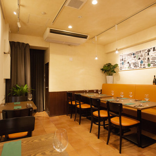 20名様以上でもご案内できるテーブル席。16名様から貸切可能