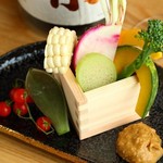 Gyuukatsu To Washu Baru Koda - 日本酒の枡で提供するバーニャカウダー！変り種野菜たくさん！！納豆ソースでご堪能ください！
