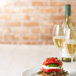Mos Premium - 丸ごとトマトのカプレーゼは白ワインにぴったり！